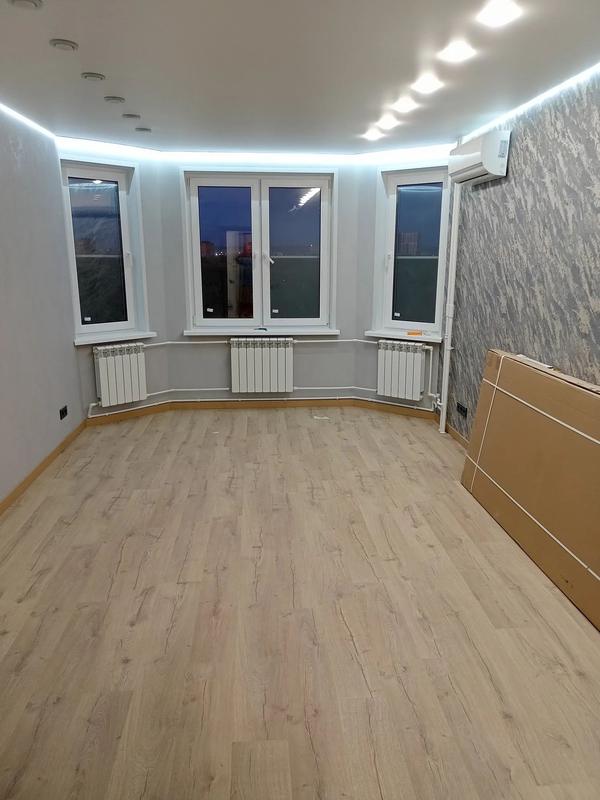 Комната с эркером: три окна, декоративная стена, подсветка